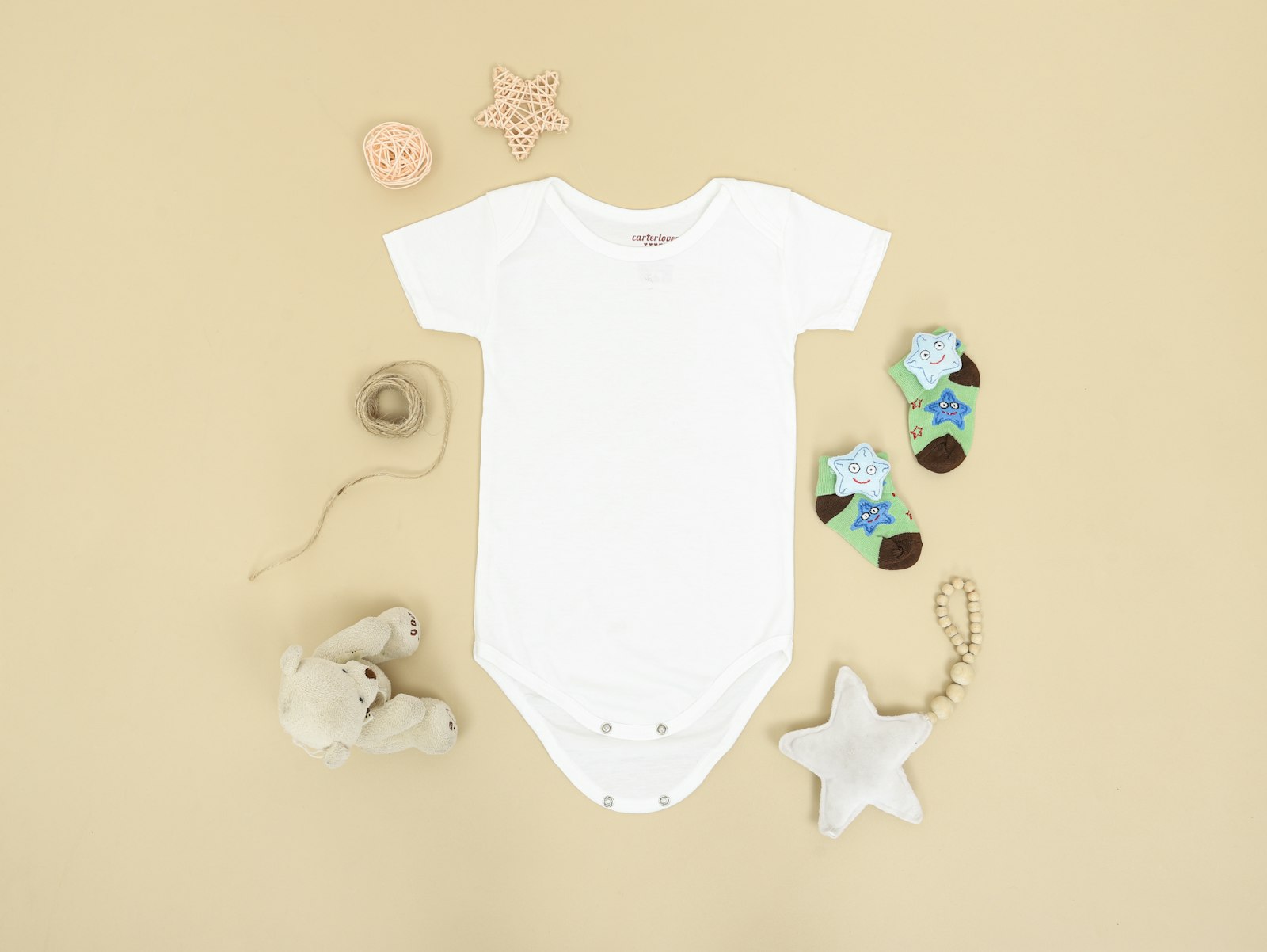Baju bayi bekas berwarna putih dan biru yang masih rapi untuk dijual
